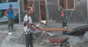 Dekat dengan Rakyat, Babinsa Koramil 01/Sukajaya Sigap Ringankan Beban Warga