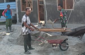 Dekat dengan Rakyat, Babinsa Koramil 01/Sukajaya Sigap Ringankan Beban Warga