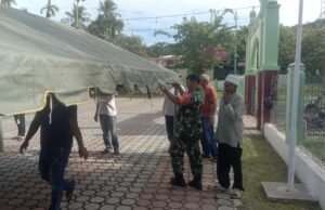 Babinsa Koramil 01/Sukajaya dan Warga Gampong Balohan Gotong Royong Siapkan Acara Maulid Nabi