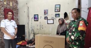 Babinsa Koramil 02/Sukakarya Dampingi Penyerahan Kursi Roda untuk Warga Yang Mengalami Stroke