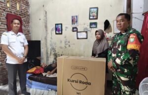 Babinsa Koramil 02/Sukakarya Dampingi Penyerahan Kursi Roda untuk Warga Yang Mengalami Stroke