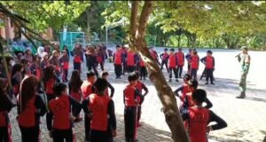 Dukung Pendidikan Karakter, Babinsa/Koramil 02 Sukakarya Latih PBB di SD Negeri 11 Sabang