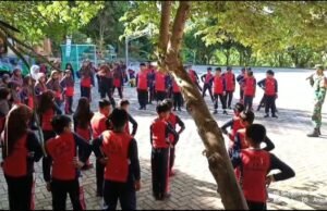 Dukung Pendidikan Karakter, Babinsa/Koramil 02 Sukakarya Latih PBB di SD Negeri 11 Sabang