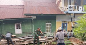 Babinsa Koramil 02/Sukakarya Bantu Warga Angkat Kayu, Pererat Hubungan TNI dengan Masyarakat