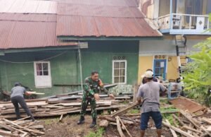 Babinsa Koramil 02/Sukakarya Bantu Warga Angkat Kayu, Pererat Hubungan TNI dengan Masyarakat
