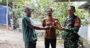 Babinsa Koramil 02/Sukakarya Dampingi Penyaluran Bantuan Pupuk Organik di Gampong Aneuk Laot