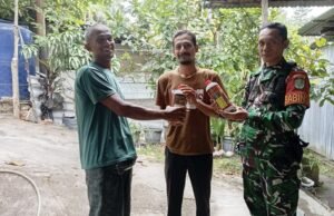 Babinsa Koramil 02/Sukakarya Dampingi Penyaluran Bantuan Pupuk Organik di Gampong Aneuk Laot