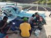 Wujud Kepedulian TNI, Babinsa Bantu Nelayan di Krueng Raya Perbaiki Jaring Ikan