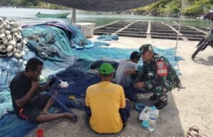 Wujud Kepedulian TNI, Babinsa Bantu Nelayan di Krueng Raya Perbaiki Jaring Ikan