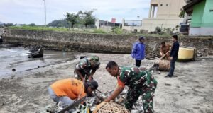 Babinsa Koramil 02/Sukakarya Bersama Warga Bersihkan Pantai Kuta Timu