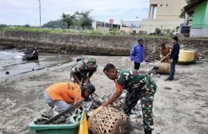Babinsa Koramil 02/Sukakarya Bersama Warga Bersihkan Pantai Kuta Timu