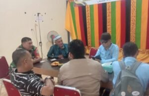 Babinsa Koramil 01/Sukajaya Jalin Sinergi Lewat Komsos Bersama Aparatur Gampong Balohan