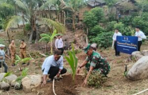 Koramil 01/Sukajaya Dukung Penanaman Bibit Kelapa Serentak untuk Ketahanan Pangan Nasional