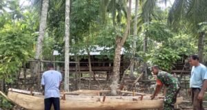 Babinsa Koramil 01/Sukajaya Bantu Warga Bangun Perahu Tradisional untuk Dukung Perekonomian Nelayan