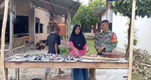 Babinsa Koramil 01/Sukajaya Tinjau Harga Ikan Laut di Gampong Cot Abeuk, Ajak Pedagang Jaga Kebersihan