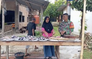 Babinsa Koramil 01/Sukajaya Tinjau Harga Ikan Laut di Gampong Cot Abeuk, Ajak Pedagang Jaga Kebersihan