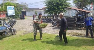 Babinsa Koramil 01/Sukajaya Bersama Warga Gampong Imeule Bersihkan Lingkungan Kantor Keuchik