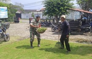 Babinsa Koramil 01/Sukajaya Bersama Warga Gampong Imeule Bersihkan Lingkungan Kantor Keuchik