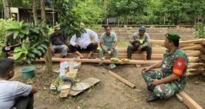 Babinsa Koramil 01/Sukajaya Jalin Silaturahmi Lewat Komsos di Gampong Ie Meulee