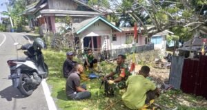 Babinsa Koramil 01/Sukajaya Ajak Petugas Kebersihan Jaga Lingkungan dan Keselamatan Kerja