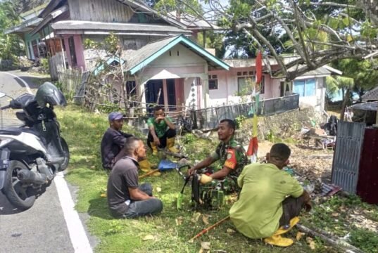 Babinsa Koramil 01/Sukajaya Ajak Petugas Kebersihan Jaga Lingkungan dan Keselamatan Kerja