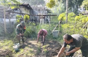 Babinsa Koramil 02/Sukakarya Dampingi Petani Siapkan Lahan Pertanian di Gampong Kuta Timu