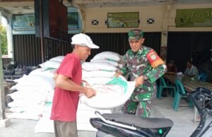 Babinsa Koramil 02/Sukakarya Bantu Warga Salurkan Pupuk Ketahanan Pangan di Gampong Aneuk Laot