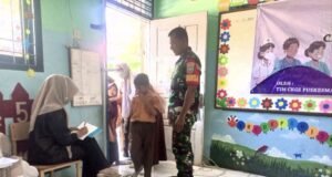 Babinsa Koramil 01/Sukajaya Dampingi Pemeriksaan Kesehatan Murid SDN 30 Gampong Paya