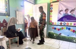 Babinsa Koramil 01/Sukajaya Dampingi Pemeriksaan Kesehatan Murid SDN 30 Gampong Paya