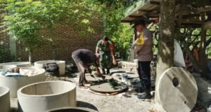 Sinergi Babinsa dan Bhabinkamtibmas Kunjungi Tempat Usaha Produksi Cincin Septic Tank Milik Warga