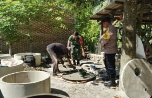 Sinergi Babinsa dan Bhabinkamtibmas Kunjungi Tempat Usaha Produksi Cincin Septic Tank Milik Warga