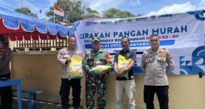 Sinergi TNI-Polri: Babinsa Kuta Timu Bantu Sukseskan Pasar Murah Beras SPHP, Ringankan Beban Masyarakat