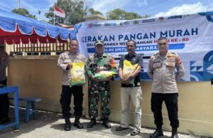 Sinergi TNI-Polri: Babinsa Kuta Timu Bantu Sukseskan Pasar Murah Beras SPHP, Ringankan Beban Masyarakat