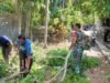 Babinsa Koramil 02/Sukakarya Gotong royong Bersama Warga Bersihkan Lingkungan di Gampong Aneuk Laot