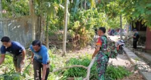 Babinsa Koramil 02/Sukakarya Gotong royong Bersama Warga Bersihkan Lingkungan di Gampong Aneuk Laot
