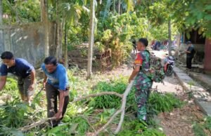 Babinsa Koramil 02/Sukakarya Gotong royong Bersama Warga Bersihkan Lingkungan di Gampong Aneuk Laot