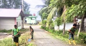 Gotong Royong Bersama Warga, Babinsa Koramil 01/Sukajaya Wujudkan Gampong Paya yang Bersih dan Sehat