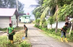 Gotong Royong Bersama Warga, Babinsa Koramil 01/Sukajaya Wujudkan Gampong Paya yang Bersih dan Sehat