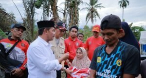 Kebakaran di Gampong Pantee Rawa, Wabup Syukri A Jalil Serahkan Bantuan Masa Panik