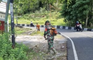Babinsa Koramil 02/Sukakarya Bantu Petugas Kebersihan di Gampong Kuta Timu