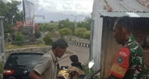 Babinsa Koramil 01/Sukajaya Dukung Ketahanan Pangan dengan Bantu Distribusi Pupuk