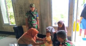 Babinsa Koramil 02/Sukakarya Monitor Kegiatan Posyandu Balita di Gampong Paya Seunara
