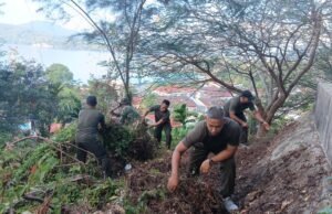 Personel Kodim 0112/Sabang Ikut Kegiatan Pembersihan Lingkungan di Kantor PDAM Tirta Aneuk Laot dalam rangka HUT TNI ke-80