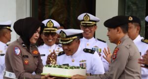 Dir Samapta Polda Aceh Serahkan Nasi Tumpeng Kepada Danlanal Sabang, Dalam Rangka Hut TNI KE-80