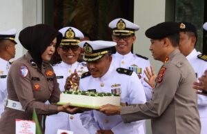 Dir Samapta Polda Aceh Serahkan Nasi Tumpeng Kepada Danlanal Sabang, Dalam Rangka Hut TNI KE-80