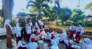 Edukasi Unik Babinsa Koramil 02/Sukakarya: Belajar Gaya Magnet, Tanamkan Cinta Tanah Air Sejak Dini