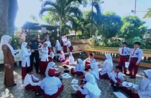 Edukasi Unik Babinsa Koramil 02/Sukakarya: Belajar Gaya Magnet, Tanamkan Cinta Tanah Air Sejak Dini