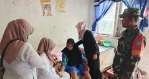 Babinsa Koramil 02/Sukakarya Dampingi Petugas Kesehatan Layani Warga Lansia di Paya Seunara