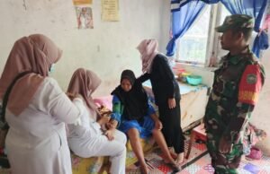 Babinsa Koramil 02/Sukakarya Dampingi Petugas Kesehatan Layani Warga Lansia di Paya Seunara