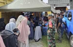 Babinsa Gampong Paya Seunara Monitor Operasi Pasar Murah di Desa Binaan